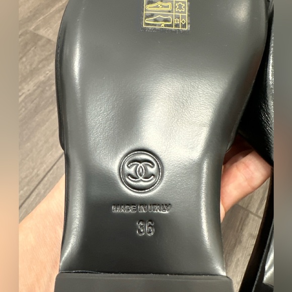 2024 CHANEL BLACK LEATHER SLIDES WITH GOLD CC LOGO. Size 36 - Picture 13 of 14